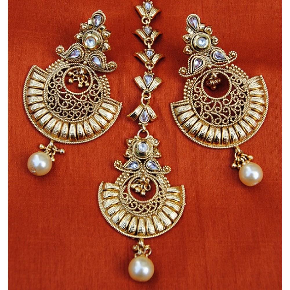 golden maang tikka with earrings
